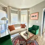 King Bed Suite-Free Parking-Prime Location