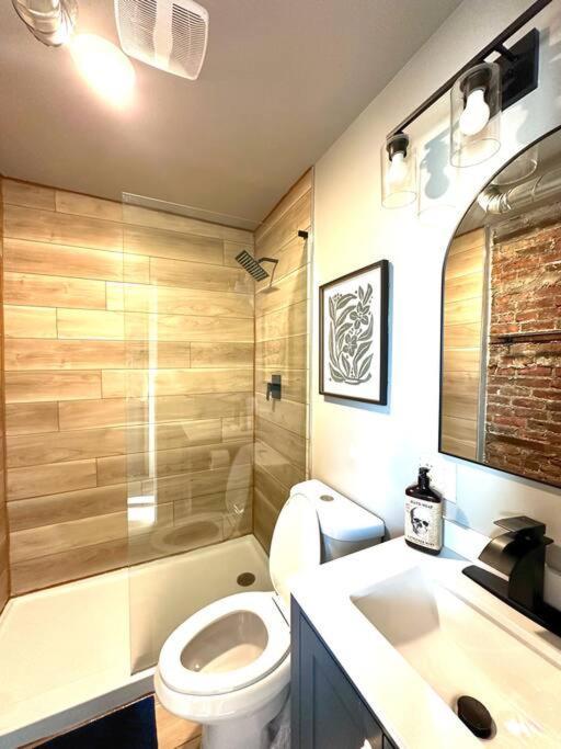 Apartment King Bed Suite-free Parking-prime Location Detroit