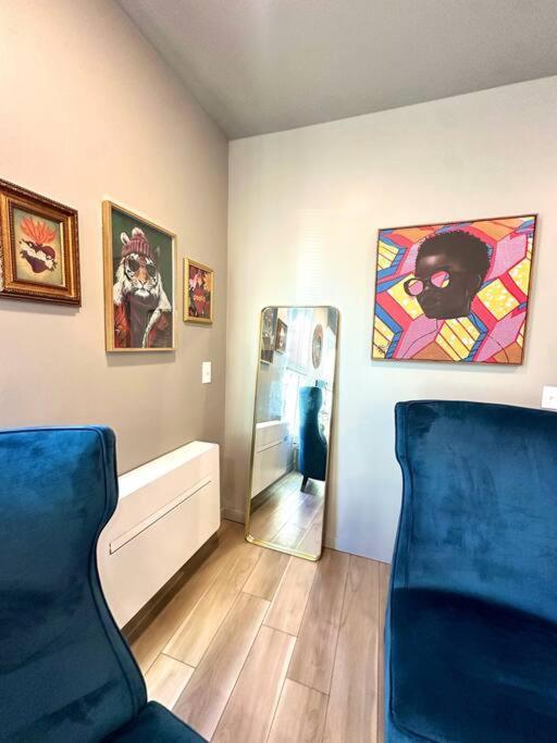 King Bed Suite-free Parking-prime Location Apartment