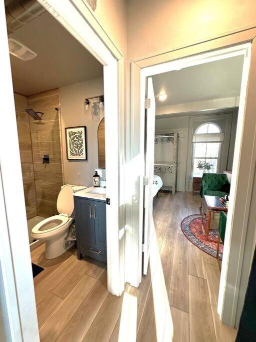 Apartment King Bed Suite-free Parking-prime Location