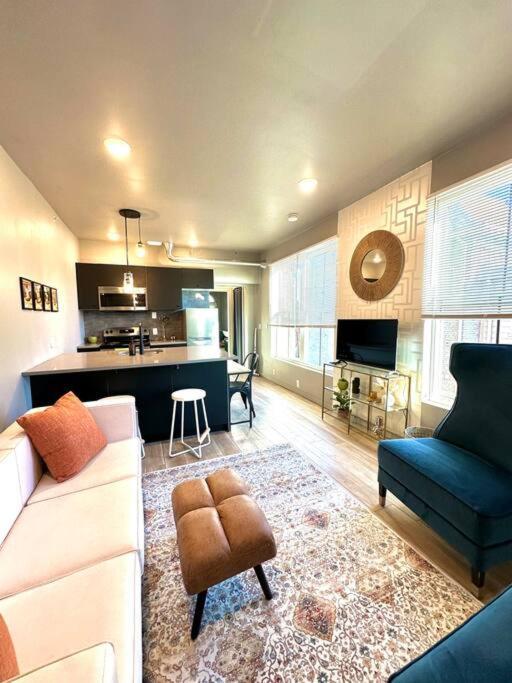 King Bed Suite-free Parking-prime Location Detroit