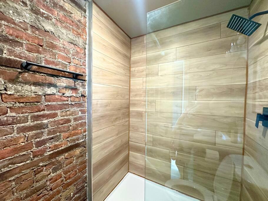 Apartment King Bed Suite-free Parking-prime Location